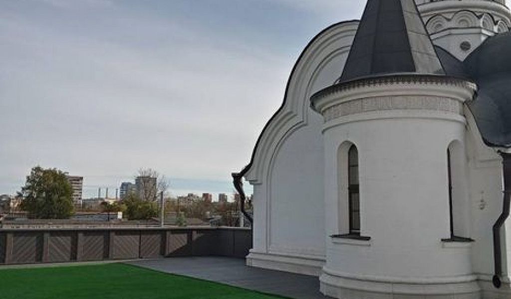 Парапет, дорожки и терраса летом